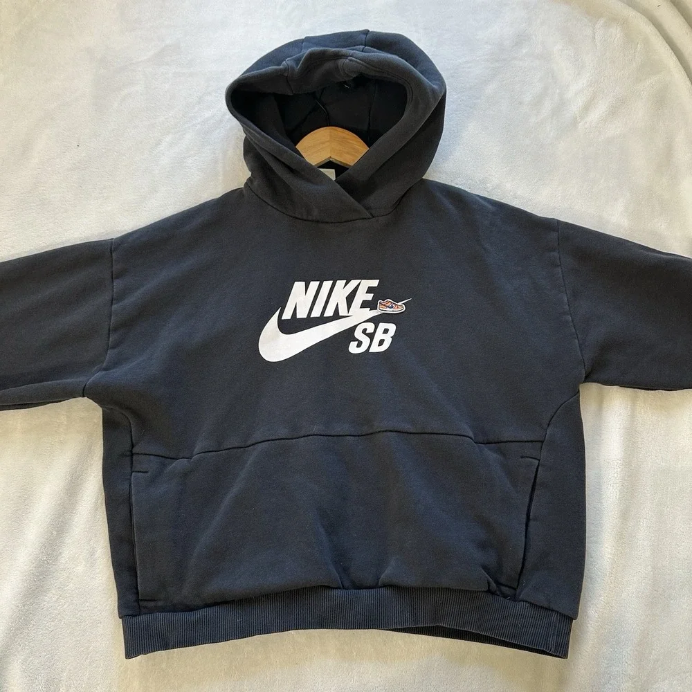 Nike SB Hoodie Boys XL Black Skateboarding Pullover Sweatshirt Swoosh Logo Youth